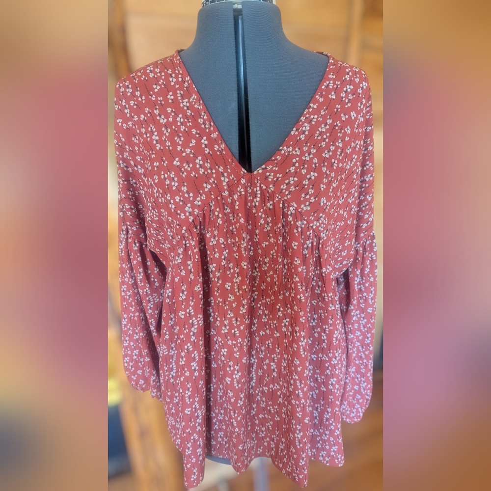 Floral print lightweight v-neck long sleeve pleated peasant top.